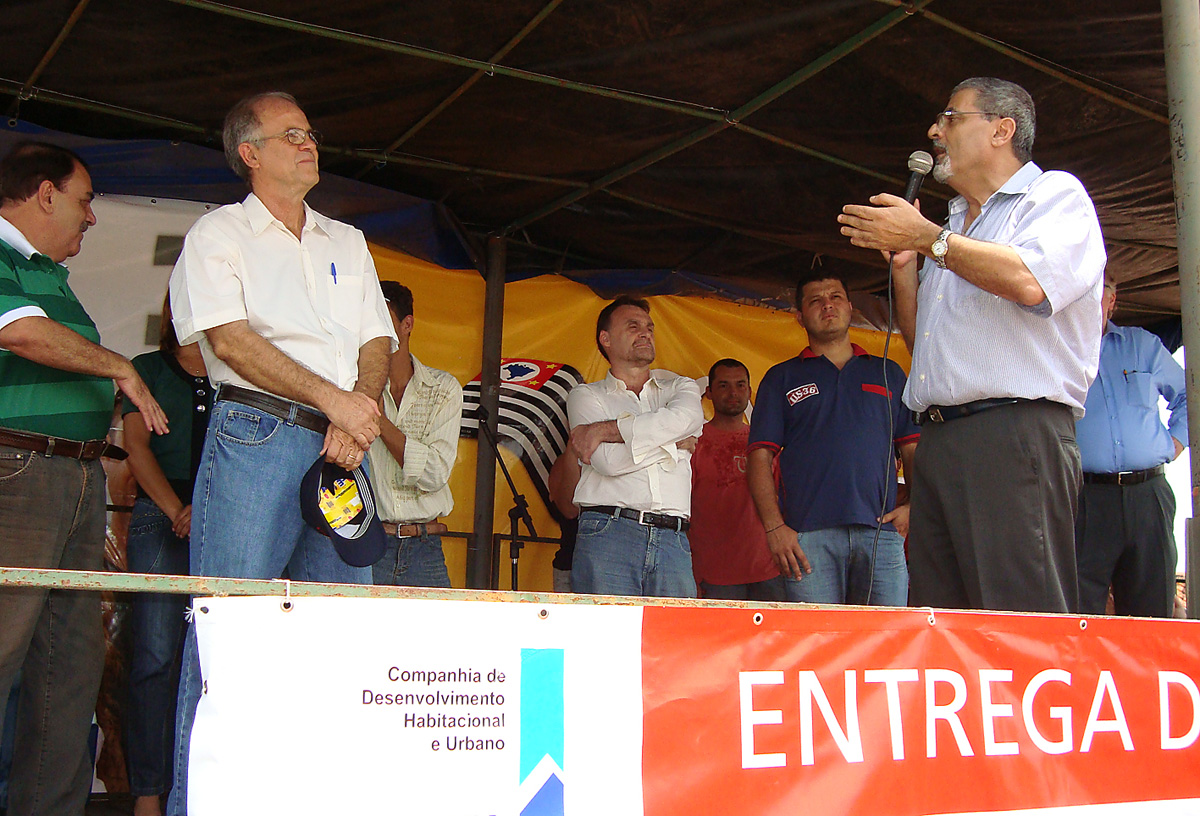 Pedro Tobias discursa na cerimnia de entrega das casas<a style='float:right;color:#ccc' href='https://www3.al.sp.gov.br/repositorio/noticia/11-2009/TOBIASPAULISTANIA .jpg' target=_blank><i class='bi bi-zoom-in'></i> Clique para ver a imagem </a>